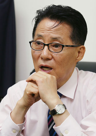 민주당 박지원 의원은 대북 삐라살포에 대해 "백해무익한 것"이라고 지적했다.
