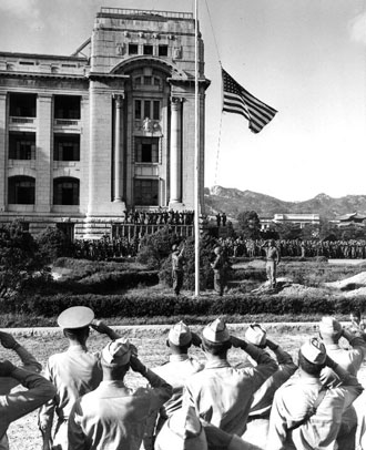 1945년 9월 9일 조선총독부에 성조기를 올린 미 제24군단 7사단.