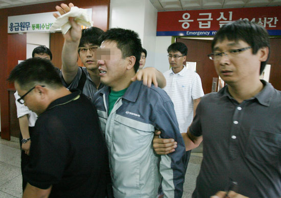 망연자실한 표정으로 병원에 들어선 쌍차 정책부장