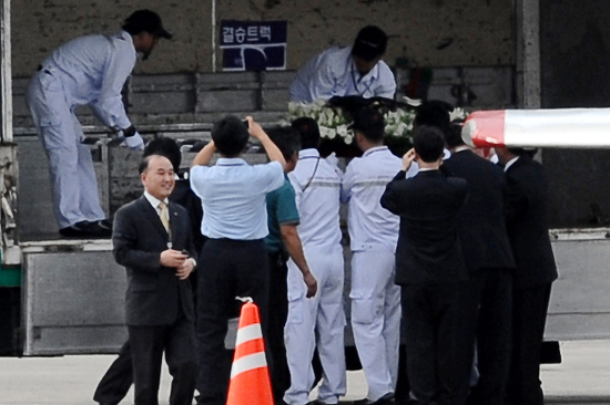 공항에 도착한 김정일 위원장이 보낸 조화