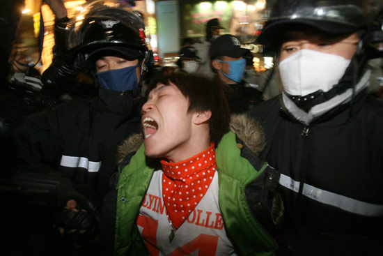 연행당하는 시민