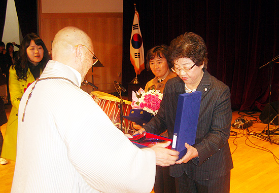 행안부가 이정이 대표를 대한민국 인권상 심사대상에서 제외시키자 부산지역 인권진영은 이 대표에게 3회 부산인권상 특별공로상을 수여했다