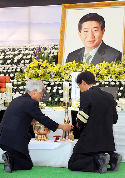 분향올리는 이강철 전 청와대 시민사회수석