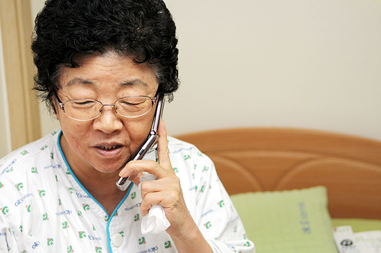 전화통화하는 이정이 대표