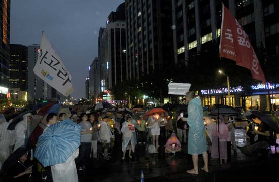 폭우속 촛불문화제 "촛불 꺼져선 안되기에"