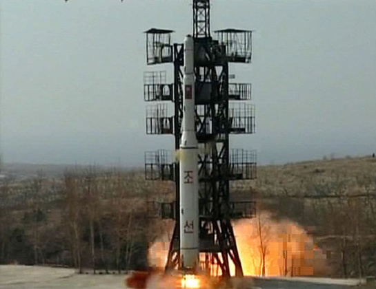 �ΰ����� '������2ȣ'�� ž���� ������ ���� �߻�ü '����2ȣ'