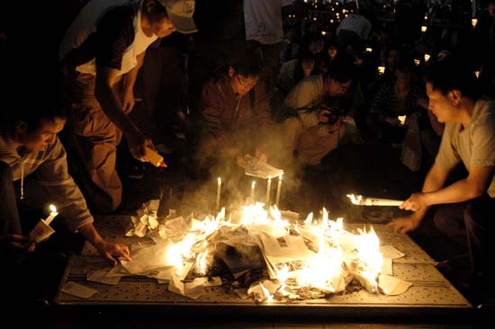 '촛불'이 뉴라이트 '대안교과서'를 태웠다