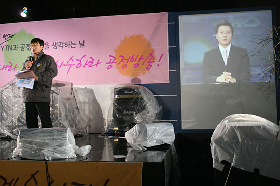 SBS 8시뉴스 앵커가 '블랙투쟁'을 하고 있다.