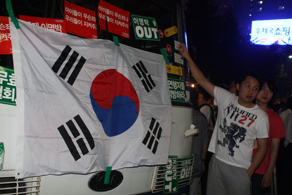 광화문 사거리까지 행진한 시민들이 막아선 경찰 버스에 태극기와 구호가 담긴 스티커를 붙이고 있다.