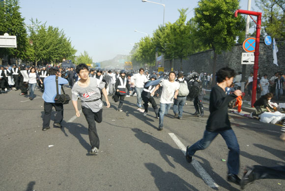 2008년 5월 31일 집회 시위 현장에서 경찰은 시민 228명을 연행했다