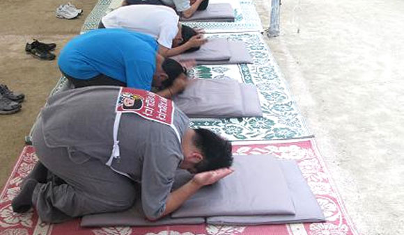 7명의 촛불 수배자들은 108배로 하루를 시작한다.