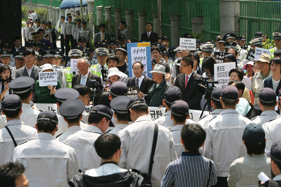 경찰, 경찰 비판하는 기자회견 참가자 연행