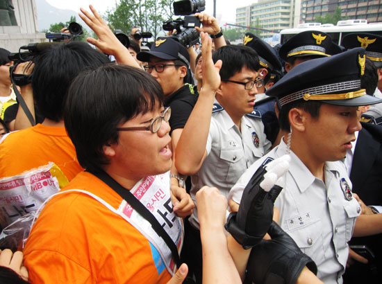 이원기 한국대학생연합 의장 경찰에 연행