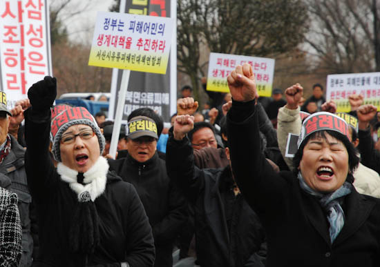 삼성에게 태안기름유출사고 책임,보상을 요구하는 태안주민들