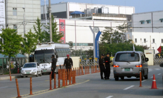 금속노조 총파업을 앞두고 1일 경찰의 쌍용차 주변 검문검색이 강화되고 있다.