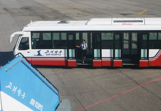 평양 순안 공항. 비행기가 도착하자 고려항공 안내원이 맞으러 나왔다.