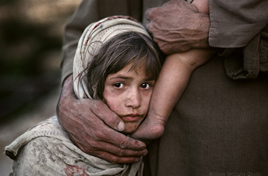스티브 맥커리 A young refugee girl and her father near Freyzabad, Afghanistan 사진 102×152cm 1990