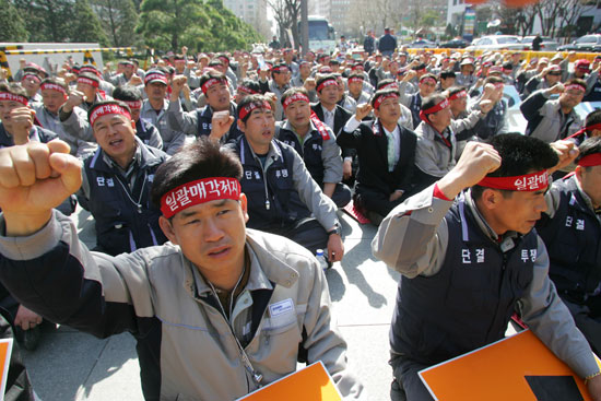대우조선해양 노조원들이 여의도 산업은행 본점 앞에서 일괄매각 저지 집회를 열었다.
