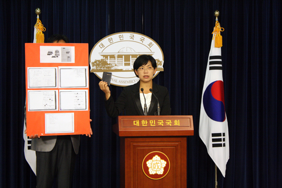 이정희 민주노동당 의원이 12일 국회에서 기자회견을 열고, 기무사의 불법 민간인 사찰 사실을 폭로하고 있다
