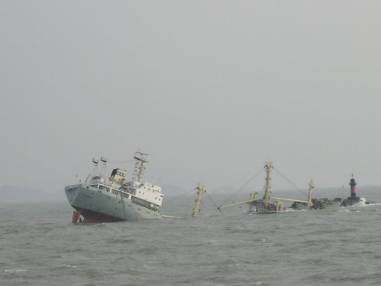 좌초된 진잉호에 침수가 일어나면서 함미와 함수가 절단돼 함미 앞 부분 부터 물에 잠기고 있다.