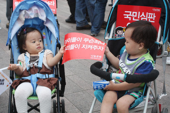 평화행진 이끄는 유모차 부대