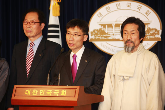 이상규 민주노동당 서울시장 후보는 '제3기구 국민참여경선'을 통한 민주진보세력 후보단일화를 요구했다.