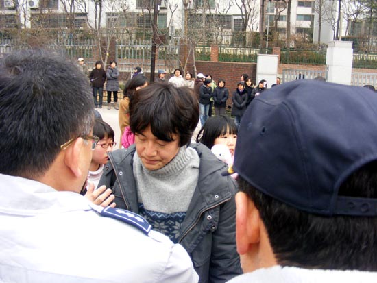 박수영 교사를 막아선 경찰
