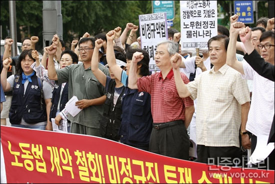 정부가 비정규직 노동자의 고용기간을 현행 2년에서 3년 이상으로 바꿀 움직임을 보이면서 사회 각계각층에서 우려의 목소리가 터져나오고 있다.