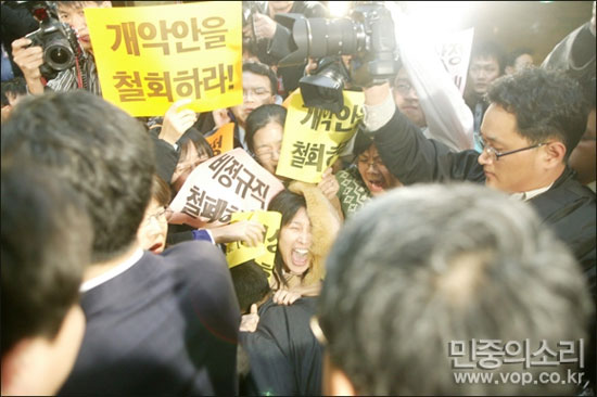 민주노총, 민주노동당 등 노동계층의 이익을 대변하고 있는 진보진영에선 현재 기륭전자 등 비정규직 장기투쟁 사업장 문제가 해결되지 않는 상황에서 비정규직법을 개정한다는 것은 오히려 비정규직을 양산시키는 꼴이라는 비난이 거세다.