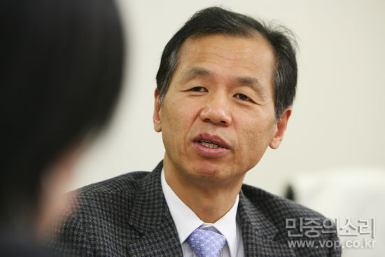 MBC 사장 출신의 최문순 민주당 의원은 이번 사건은 청문회가  아니라 반드시 국정조사를 해야하는 일이라고 목소리를 높였다.
