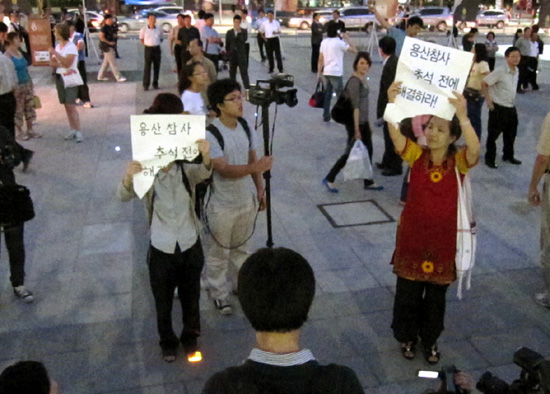 훼손된 피켓 들고 1인 시위 진행하는 참가자