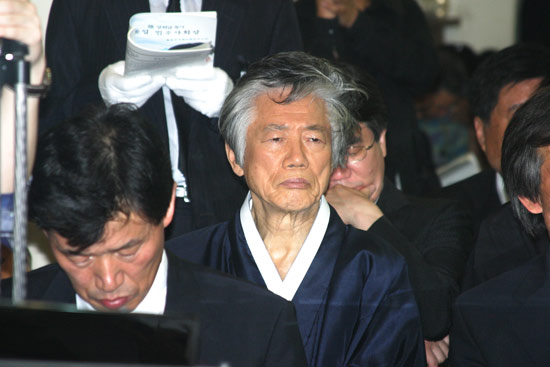 고 강희남 목사 영결식에 참석한 백기완 선생